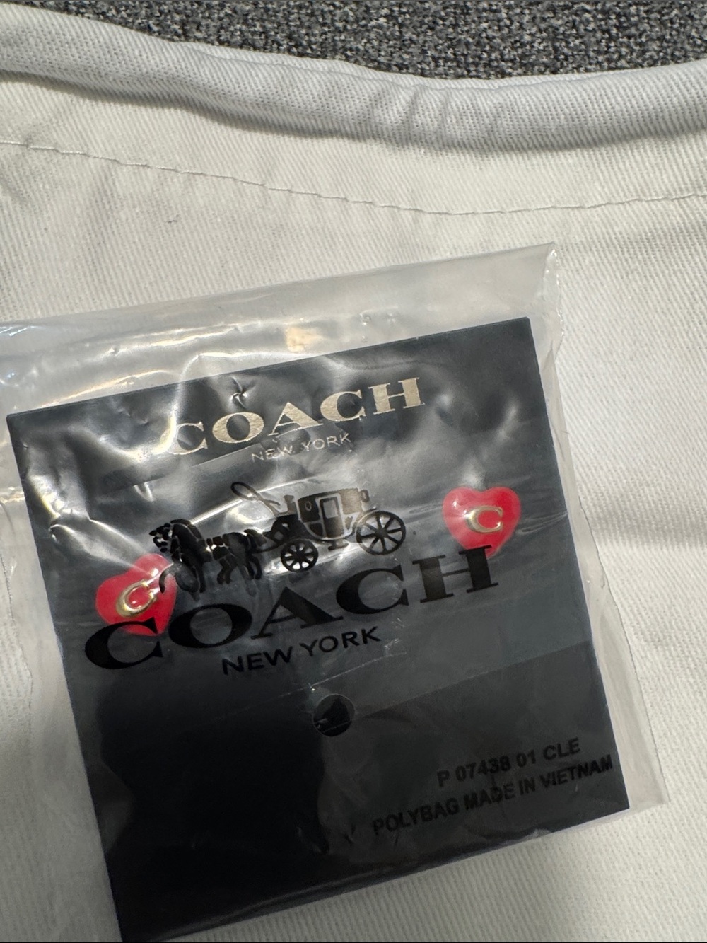 Coach woman heart earrings with Branded Pouch - Picture 2 of 2